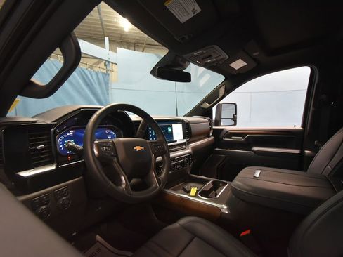 Used 2025 Chevrolet Silverado 2500 High Country image 2