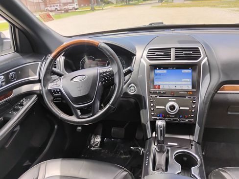 Used 2017 Ford Explorer Platinum AWD/4WD image 11
