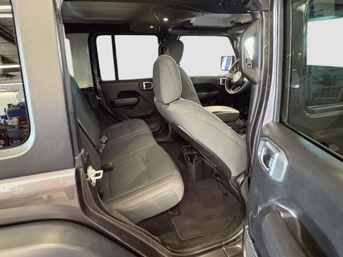 Used 2025 Jeep Wrangler Unlimited Rubicon AWD/4WD image 17