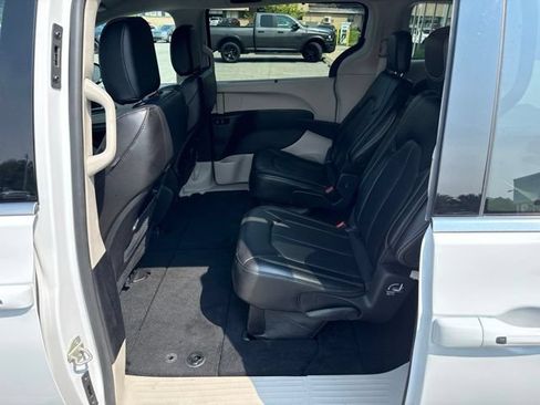 Certified 2024 Chrysler Pacifica Touring-L FWD image 19