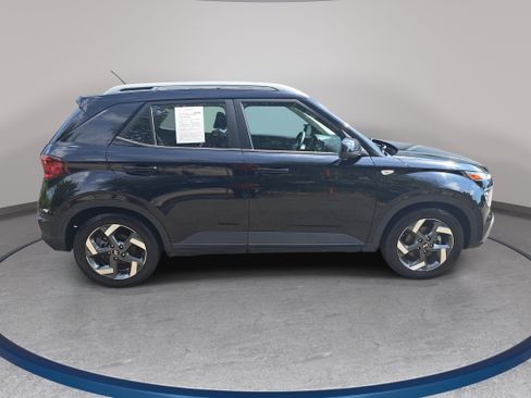 Used 2023 Hyundai Venue SEL FWD image 4