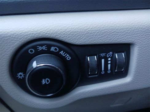 Used 2023 Chrysler Pacifica Touring-L image 36