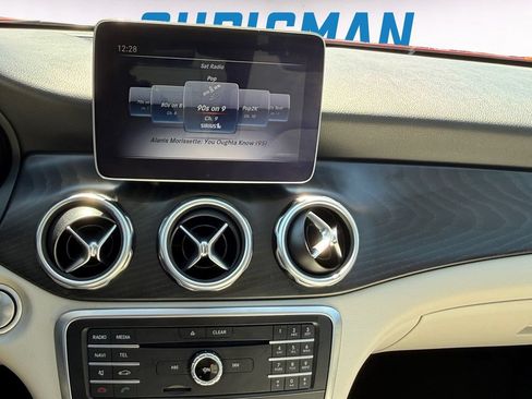 Used 2020 Mercedes-Benz GLA 250 4MATIC w/ Premium Package image 14
