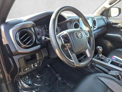 Used 2017 Toyota Tacoma TRD Sport w/ Tow Package RWD image 10