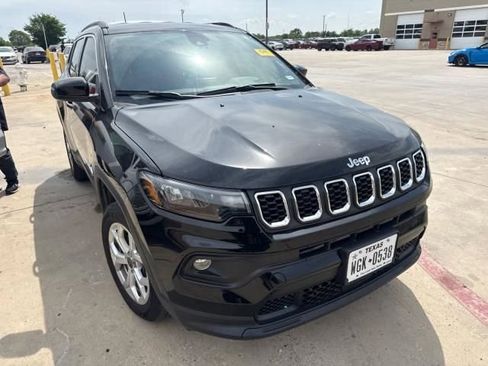 Used 2025 Jeep Compass Latitude image 2
