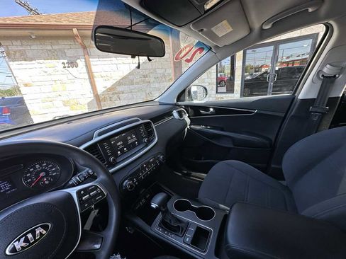 Used 2020 Kia Sorento LX image 11