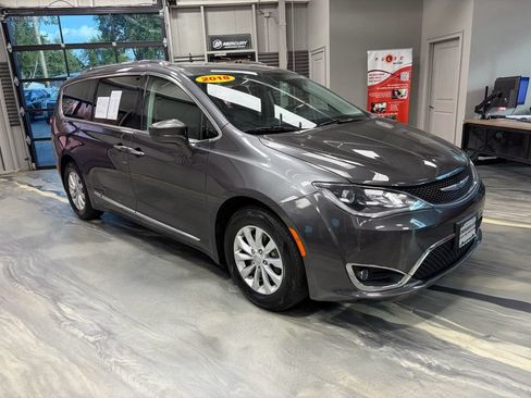 Used 2018 Chrysler Pacifica Touring-L Plus FWD image 1