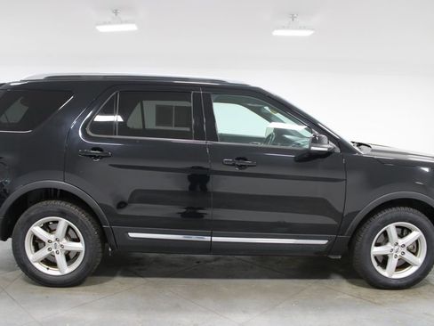 Used 2017 Ford Explorer XLT w/ Equipment Group 201A AWD/4WD image 12