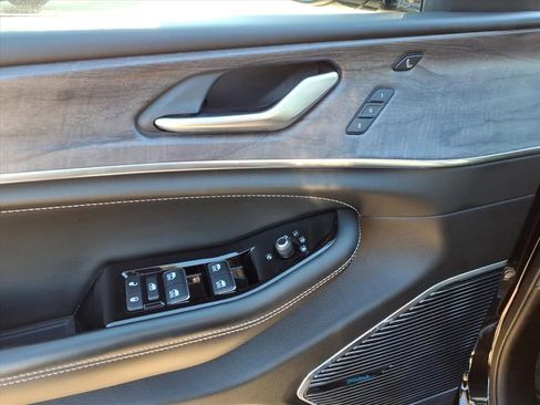 Used 2023 Jeep Grand Cherokee Overland w/ Luxury Tech Group IV image 19