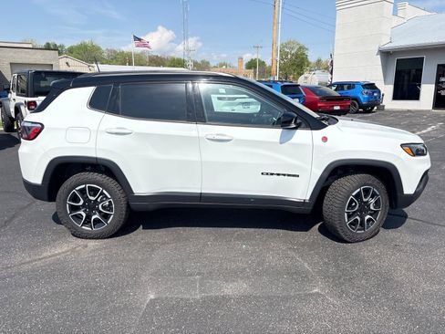 Used 2024 Jeep Compass Trailhawk AWD/4WD image 4