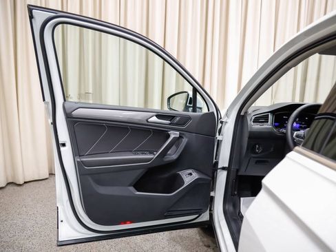 Used 2024 Volkswagen Tiguan SE w/ Panoramic Sunroof Package AWD/4WD image 8