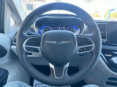 Used 2023 Chrysler Pacifica Touring-L image 30