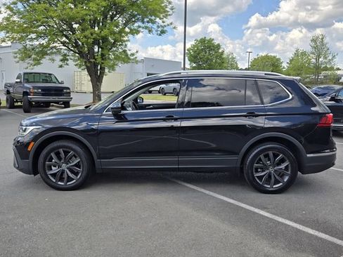 Used 2022 Volkswagen Tiguan SE FWD image 2
