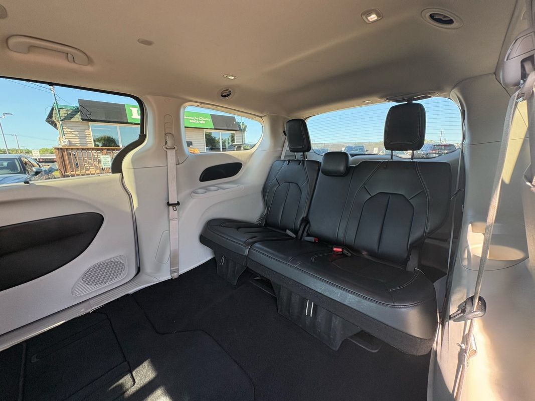 Used 2024 Chrysler Pacifica Touring-L FWD image 30