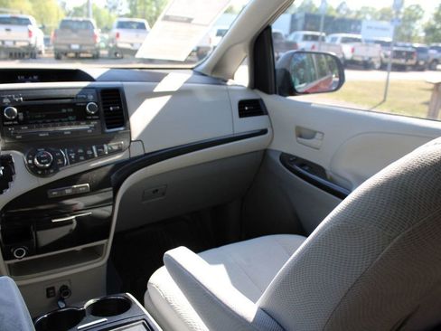 Used 2013 Toyota Sienna LE w/ Towing Pkg FWD image 16