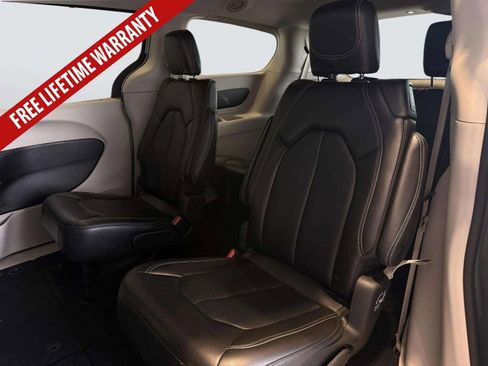 Used 2023 Chrysler Pacifica Touring-L FWD image 34