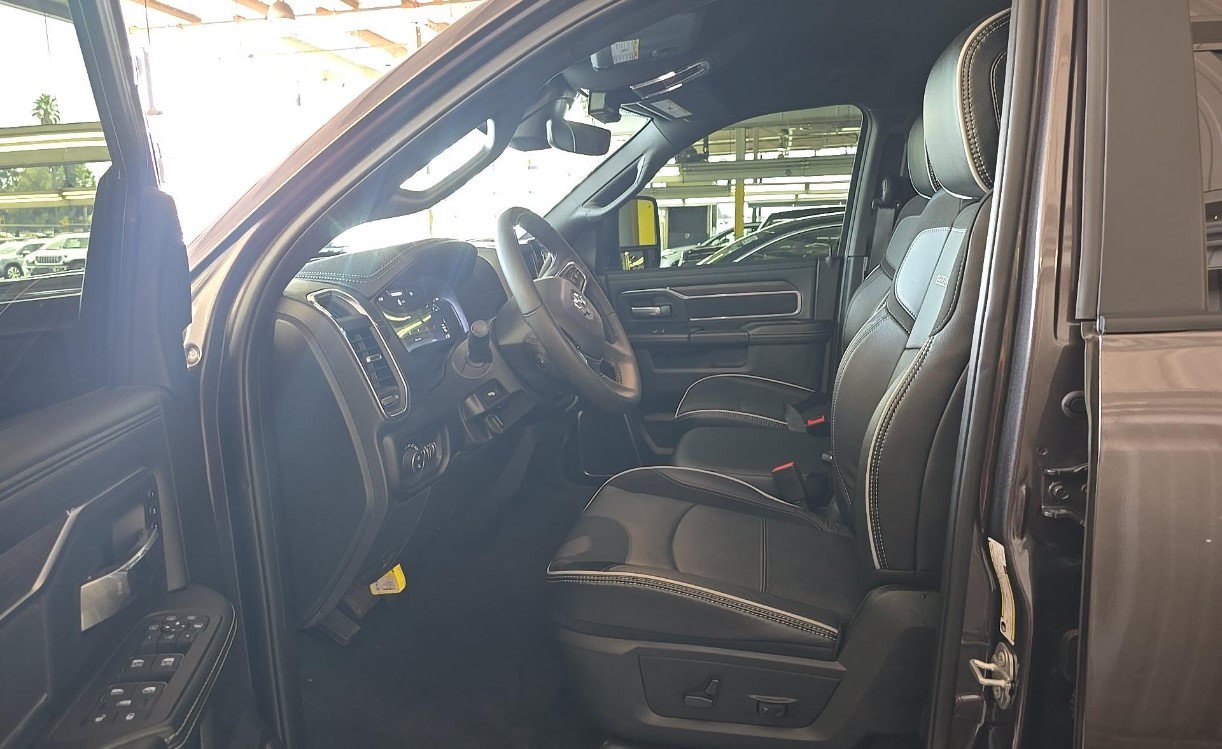 Used 2025 RAM 2500 Laramie AWD/4WD image 7