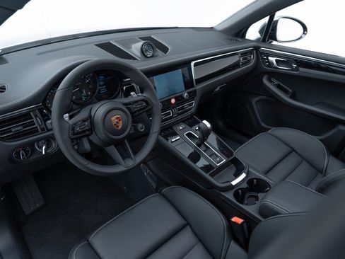 Certified 2025 Porsche Macan AWD/4WD image 4