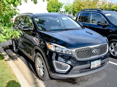 Used 2018 Kia Sorento FWD image 4