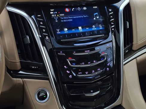 Used 2018 Cadillac Escalade Platinum image 27