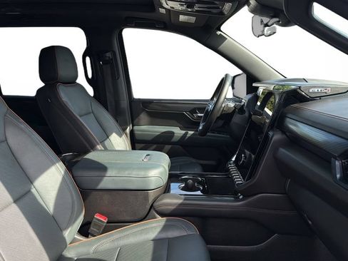 Used 2025 GMC Yukon XL AT4 w/ AT4 Premium Package AWD/4WD image 14