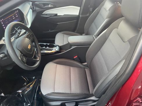 Used 2025 Chevrolet Trax LT image 23