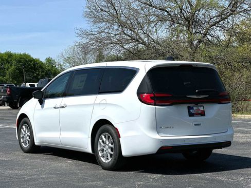 New 2026 Chrysler Pacifica Select FWD image 13