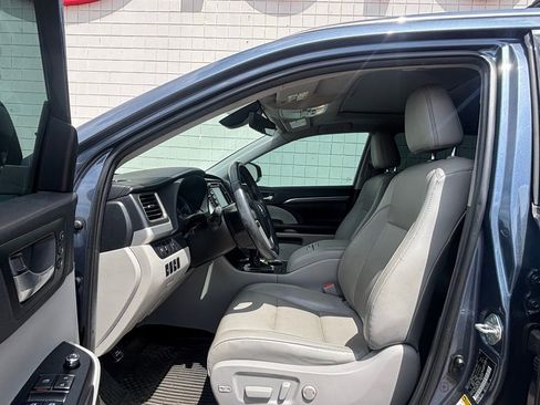 Used 2019 Toyota Highlander Limited image 3