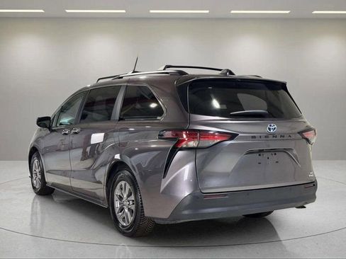 Used 2022 Toyota Sienna XLE image 19