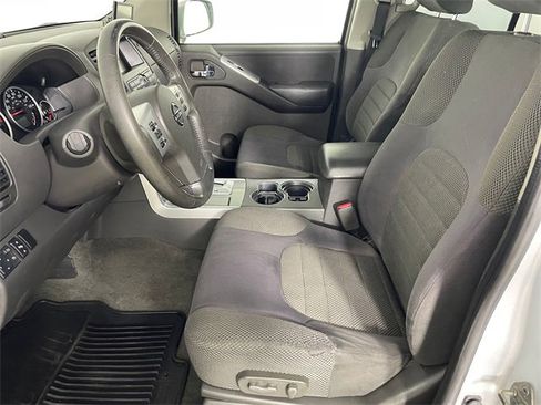Used 2008 Nissan Pathfinder SE image 2