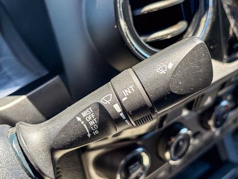 Used 2017 Toyota Tacoma TRD Sport AWD/4WD image 47