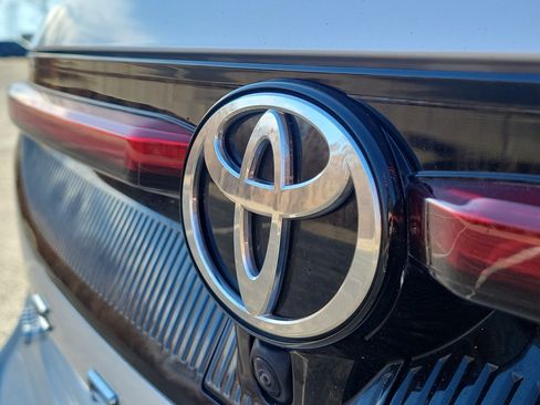 Used 2023 Toyota Crown Limited image 6