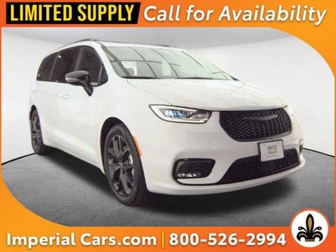 Used 2025 Chrysler Pacifica Limited FWD image 1