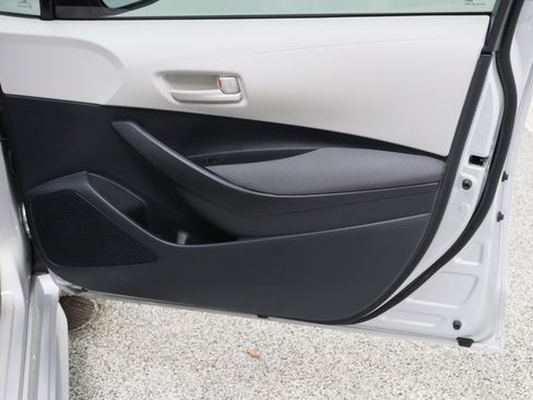 Used 2025 Toyota Corolla LE FWD image 31