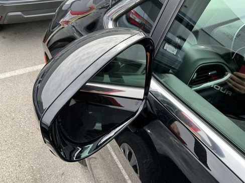 Used 2025 Chrysler Pacifica Select image 24