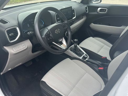 Used 2025 Hyundai Venue SEL FWD image 11