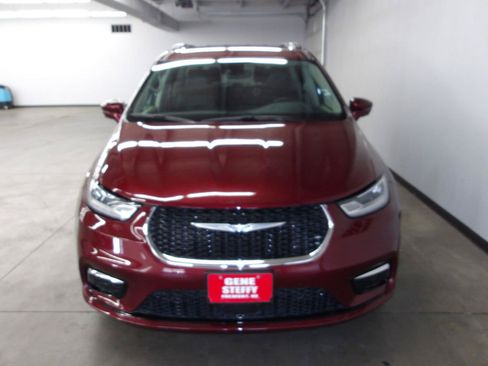 Used 2022 Chrysler Pacifica Touring-L w/ Uconnect Theater Family Group FWD image 6
