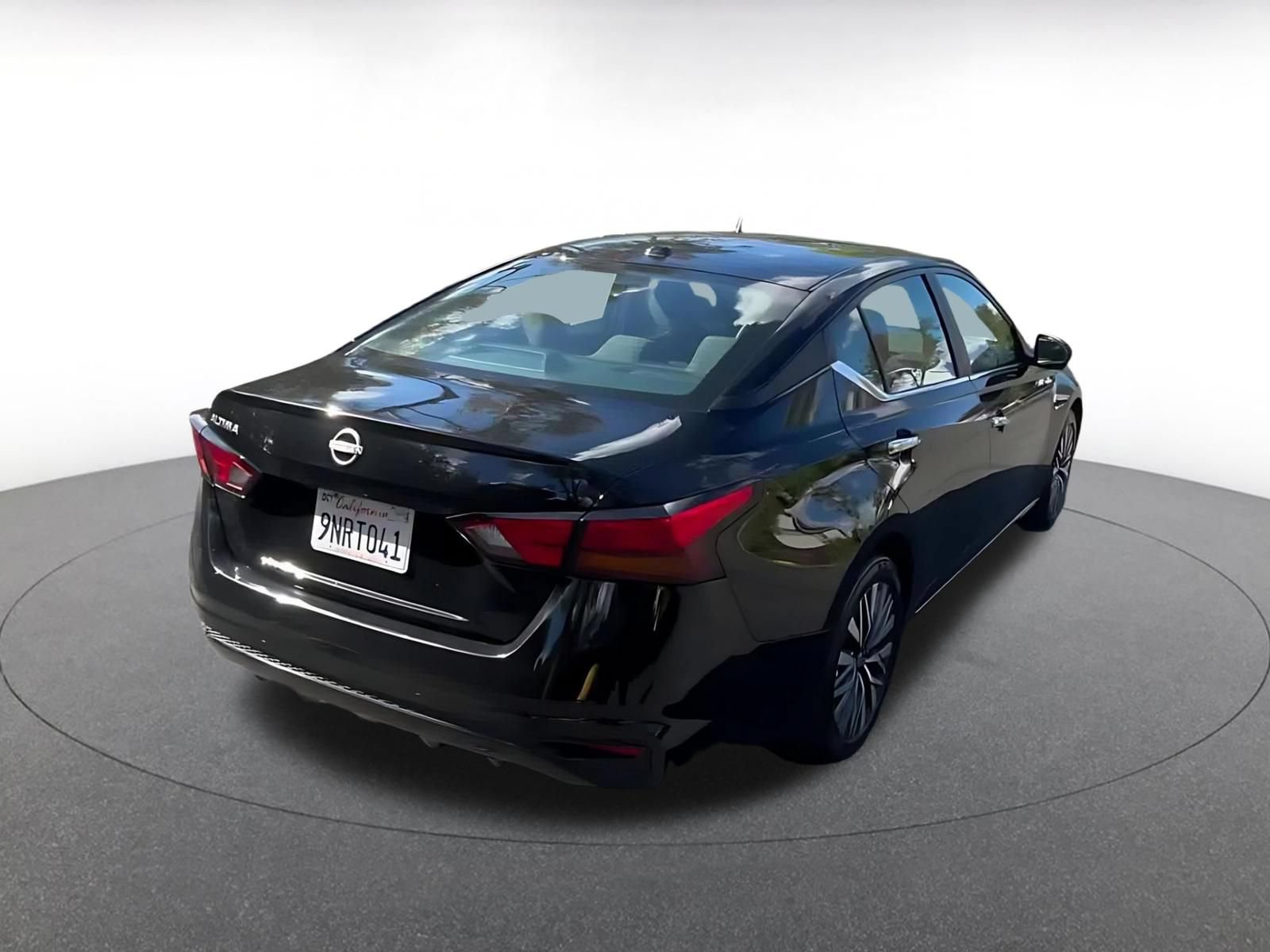 Used 2025 Nissan Altima 2.5 SV FWD image 13