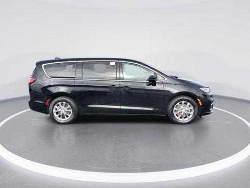 New 2026 Chrysler Pacifica Limited w/ Uconnect Theater Family Group image 9
