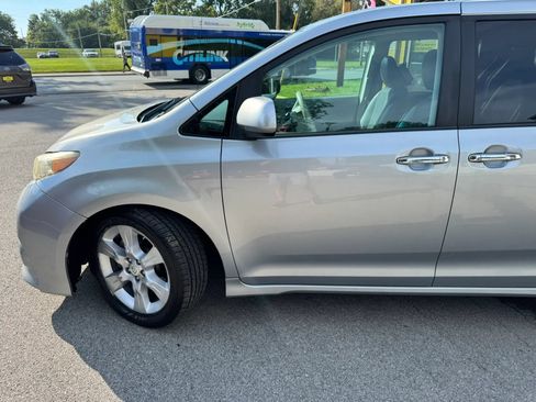 Used 2013 Toyota Sienna SE FWD image 4
