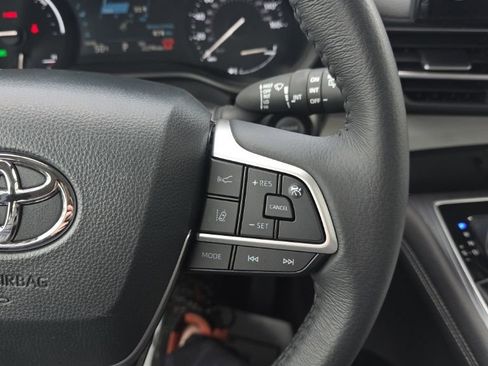 Certified 2025 Toyota Sienna XLE image 24