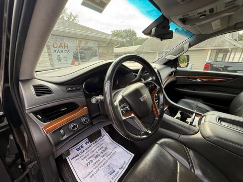 Used 2019 Cadillac Escalade ESV Luxury AWD/4WD image 10