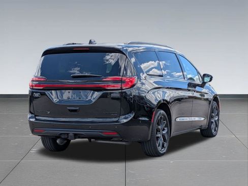 Used 2023 Chrysler Pacifica Limited w/ S Appearance Package AWD/4WD image 6