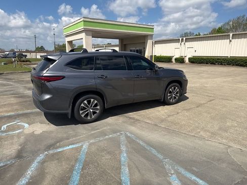 Used 2021 Toyota Highlander XLE image 11