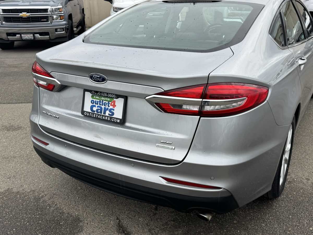 Used 2020 Ford Fusion SE FWD image 9