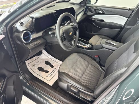 Used 2025 Chevrolet Trax LT FWD image 30