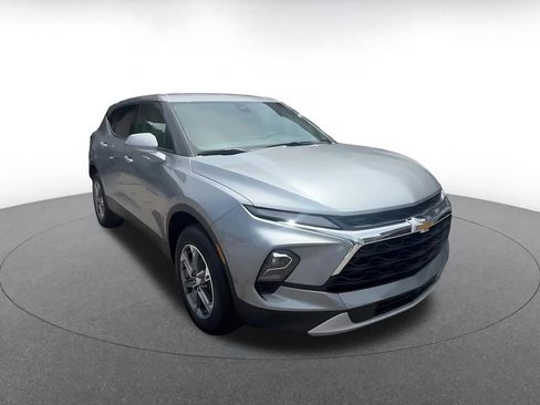 Used 2025 Chevrolet Blazer LT FWD image 3