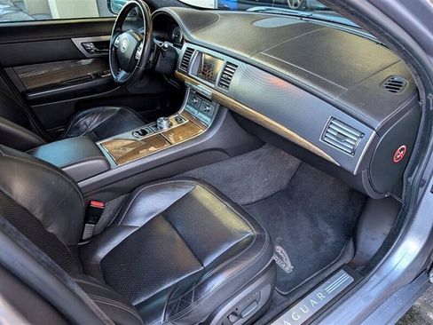 Used 2010 Jaguar XF R image 4