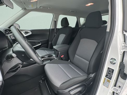 Used 2025 Kia Soul LX w/ LX Technology Package FWD image 14
