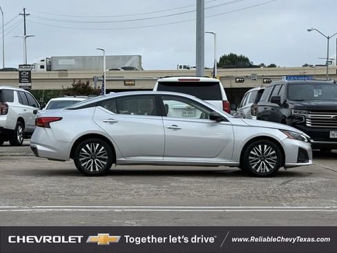 Used 2024 Nissan Altima 2.5 SV FWD image 5